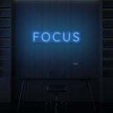 Leuchtreklame „FOCUS“. 