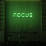 Leuchtreklame „FOCUS“. 