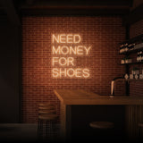 „BRAUCHEN SIE GELD FÜR SCHUHE“ NEONSCHILD 
