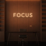 Leuchtreklame „FOCUS“. 