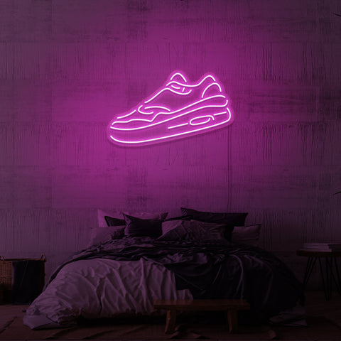 Leuchtreklame „SNEAKER“. 