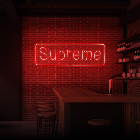 Leuchtreklame „SUPREME“. 