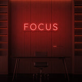 Leuchtreklame „FOCUS“. 