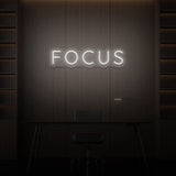 Leuchtreklame „FOCUS“. 